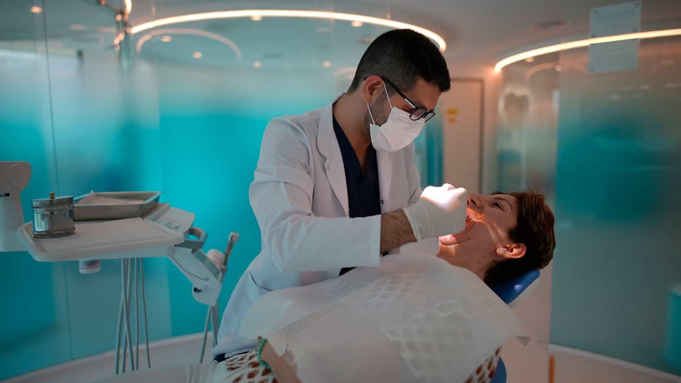 Zahnarzt bereitet Bleaching vor