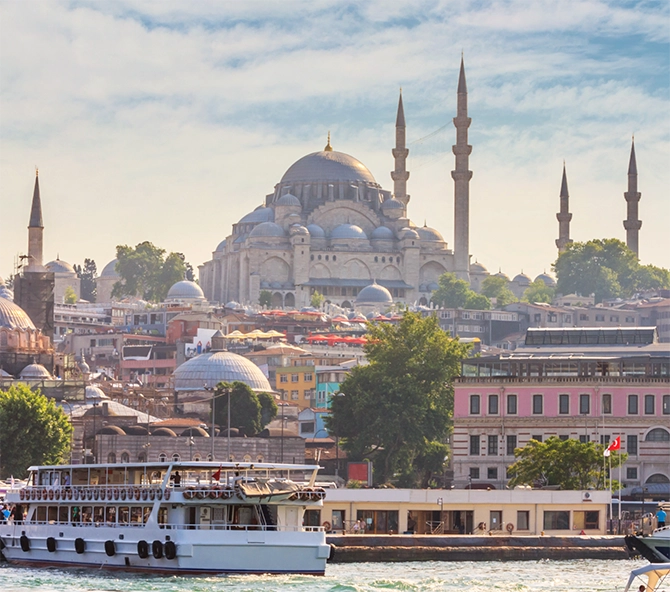 Bild zeigt den Hafen von Istanbul mit einer Moschee im Hintergrund