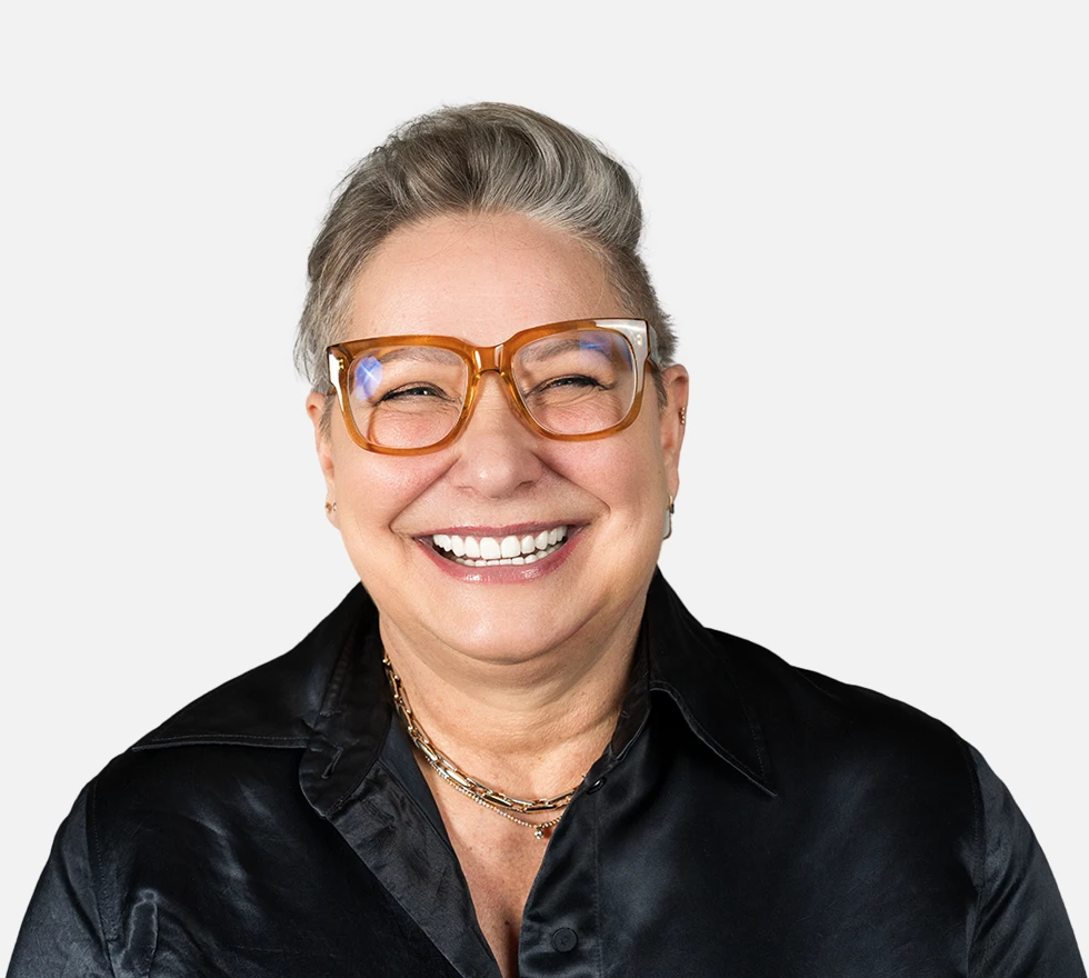 YesSmile Patientin Andrea L. zeigt lächelnd ihre vollen Zähnen