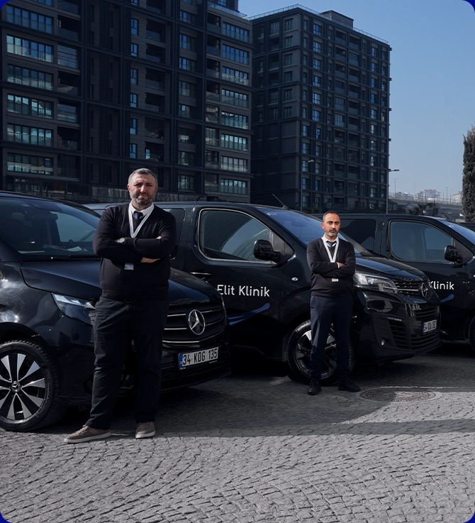 Zwei Fahrer vom YesSmile Shuttle-Service stehen vor ihren Autos