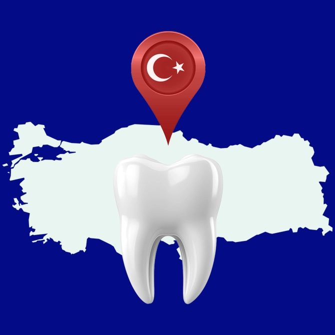 Einzelner Zahn mit der Türkei Flagge steht vor dem Landesumriss der Türkei