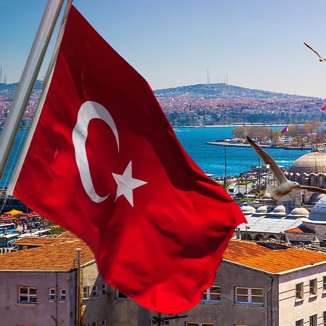 Der Hafen von Istanbul mit wehender türkischer Flagge