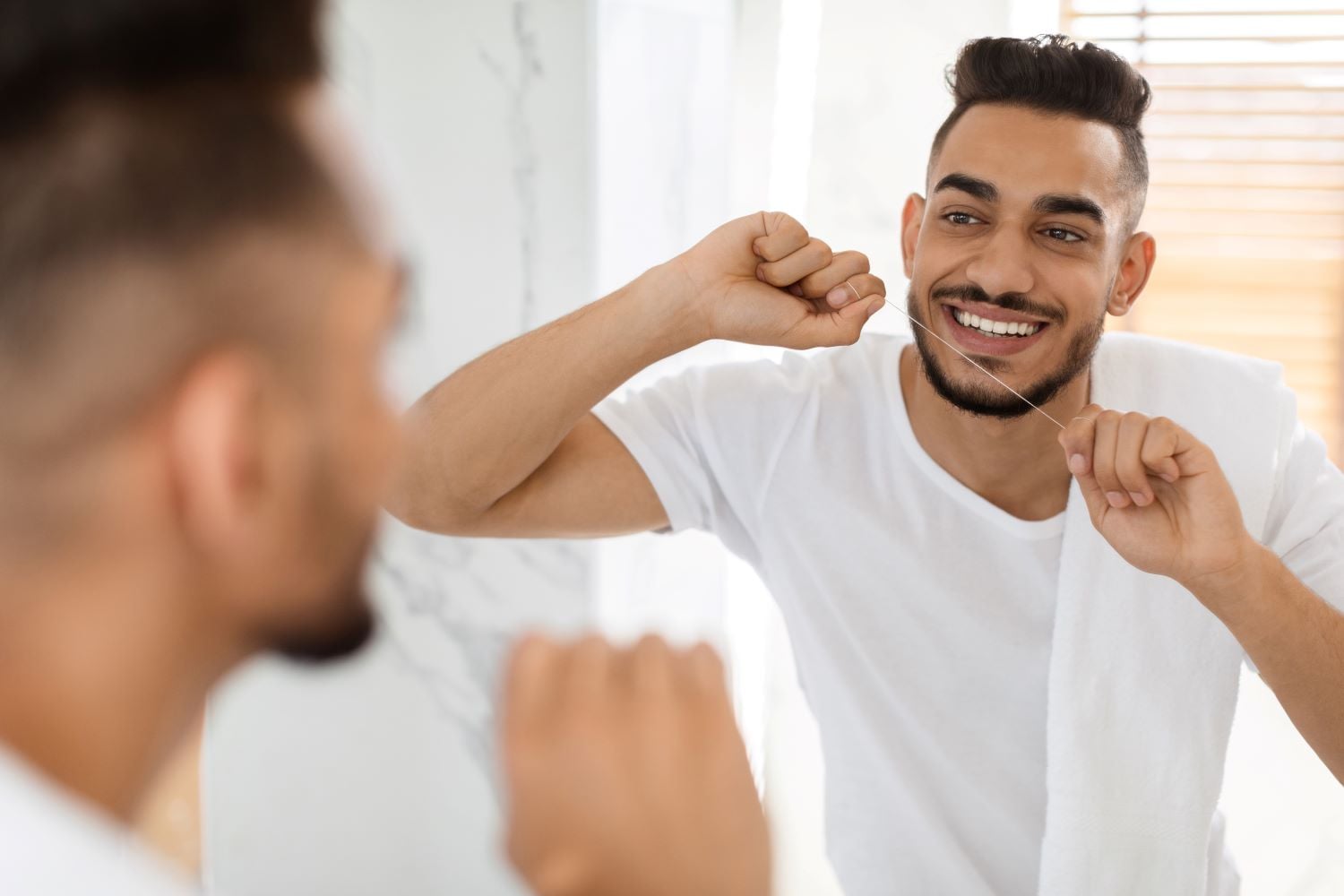 Zahnseide vor oder nach dem Zähneputzen